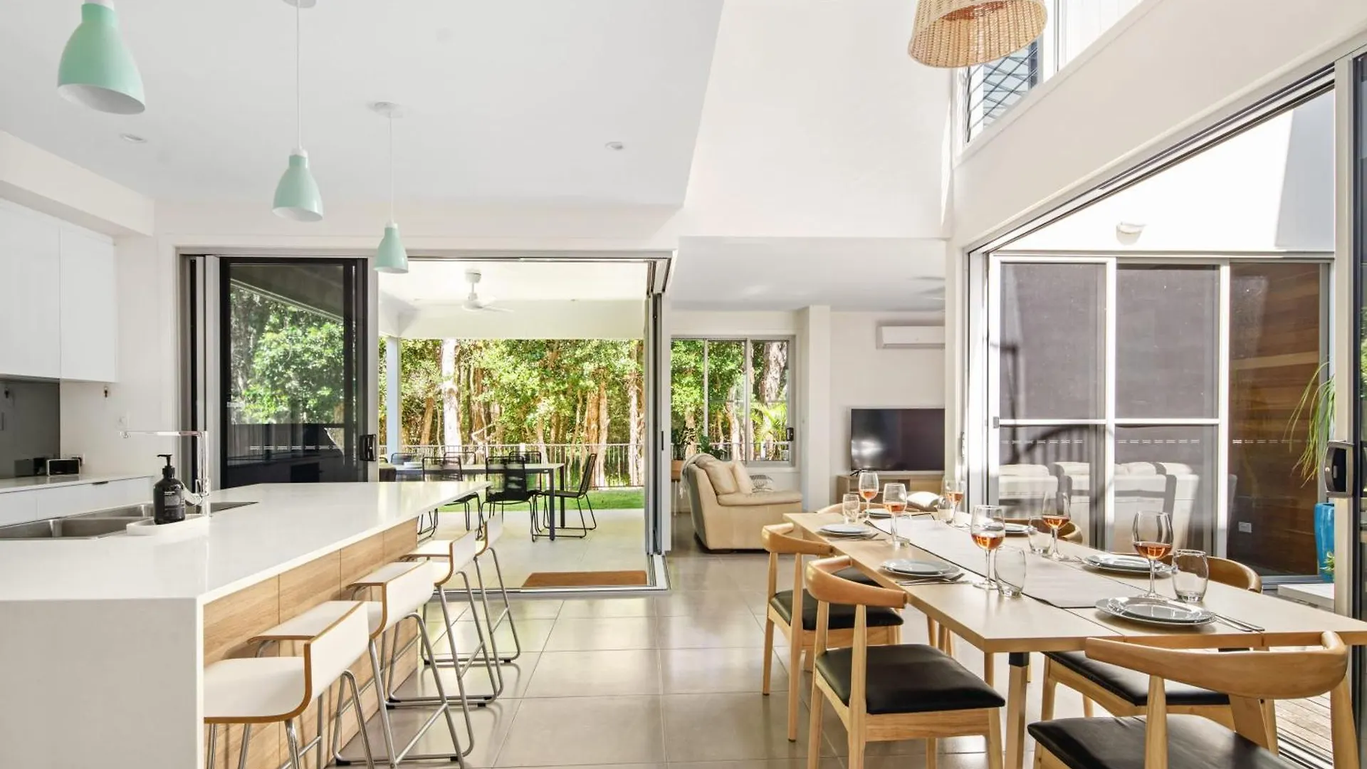 Mount Coolum Beachfront Abode With Private Rooftop Yaroomba