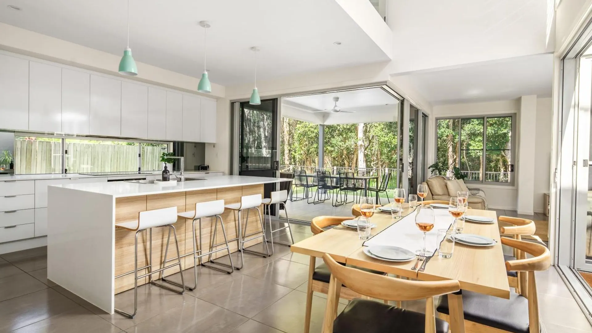 Mount Coolum Beachfront Abode With Private Rooftop Yaroomba 0*,